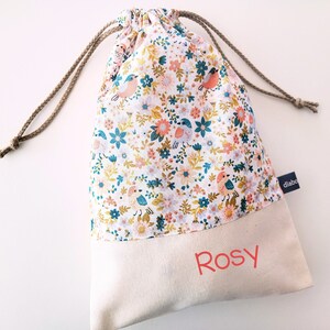 Sac à doudou personnalisable - Moineaux et fleurs - corail - bleu - école - multicolore - maternelle - chaussons