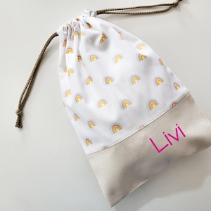 Sac à doudou personnalisable - Mini Arc en Ciel - bleu rose jaune - école -  maternelle - chaussons