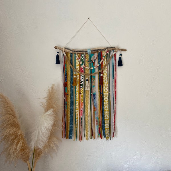 Macramé, création d'une suspension murale en tissu sur bois flotté pour une décoration boho, cadeau anniversaire