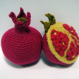 Peut inclure: Deux grenades en crochet, l'une avec un extérieur rouge et l'autre avec un extérieur jaune et des détails intérieurs rouges.