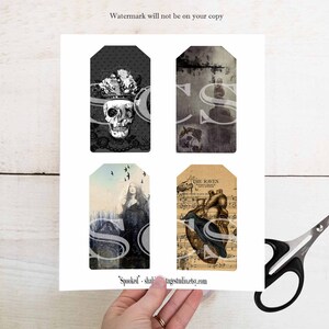 Pode incluir: Quatro etiquetas de presente imprim&iacute;veis com um tema de Halloween assustador. As etiquetas apresentam uma caveira com uma coroa, um corvo em uma partitura musical, uma mulher com um vestido longo preto e uma imagem vintage com um corvo e um cora&ccedil;&atilde;o.
