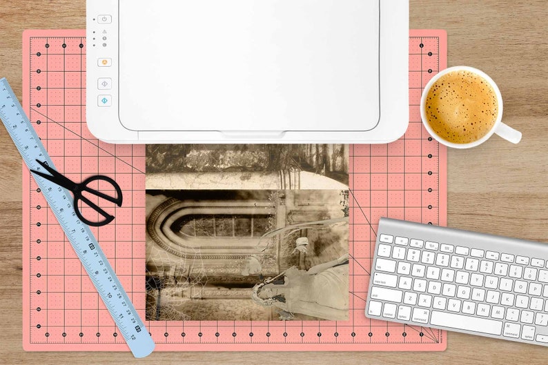 Pode incluir: Uma fotografia antiga em preto e branco de um edif&iacute;cio com uma grande janela arqueada. A foto est&aacute; sobre um tapete de corte rosa com uma r&eacute;gua, tesoura, uma impressora branca, um teclado branco e uma x&iacute;cara de caf&eacute;.