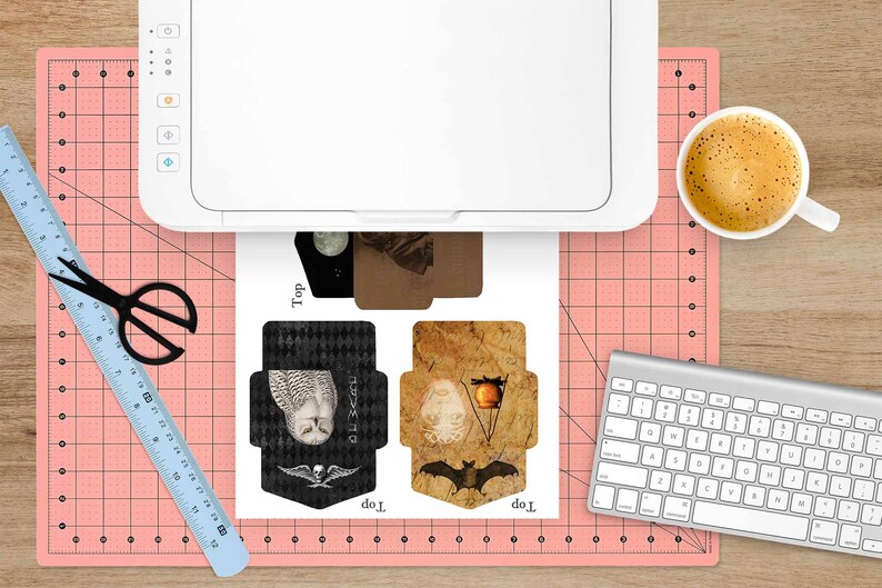 Pode incluir: Quatro designs de envelopes imprim&iacute;veis com uma coruja branca, um morcego, uma lanterna e uma lua. Os envelopes s&atilde;o impressos em papel branco e est&atilde;o prontos para serem recortados e montados.