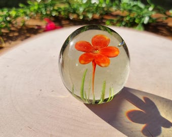 Glazen presse-papier met oranje bloem, vintage handgeblazen studioglas, kerstcadeaus