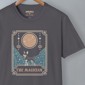 チワワマジシャン1 タロットカードスタイル ペットオーナー向けユニセックスTシャツ