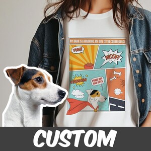漫画本のペットの肖像画スーパーヒーローとして手描きされたカスタムペットTシャツ。ペット愛好家へのパーソナライズされたアートユニセックスTシャツギフト。