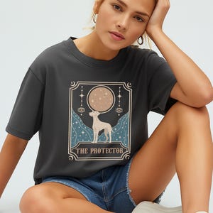 Uniseks T-shirt met print in Labrador Guardian-tarotkaartstijl voor baasje