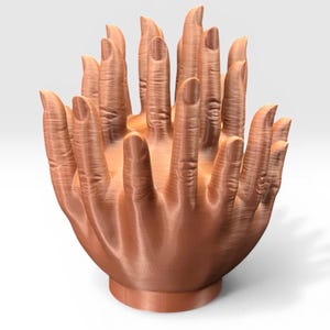 Op de afbeelding: Een bronzen sculptuur van meerdere handen in een cirkelvormige opstelling. De vingers zijn uitgestrekt en de sculptuur heeft een gladde, metalen afwerking. De basis is een eenvoudige, afgeronde sokkel.