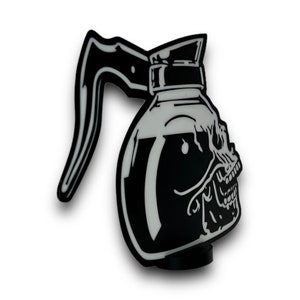 Pode incluir: Ilustra&ccedil;&atilde;o em preto e branco de um bule de caf&eacute; em forma de caveira. O bule tem uma al&ccedil;a e um bico. A caveira &eacute; detalhada com um nariz, olhos e dentes.
