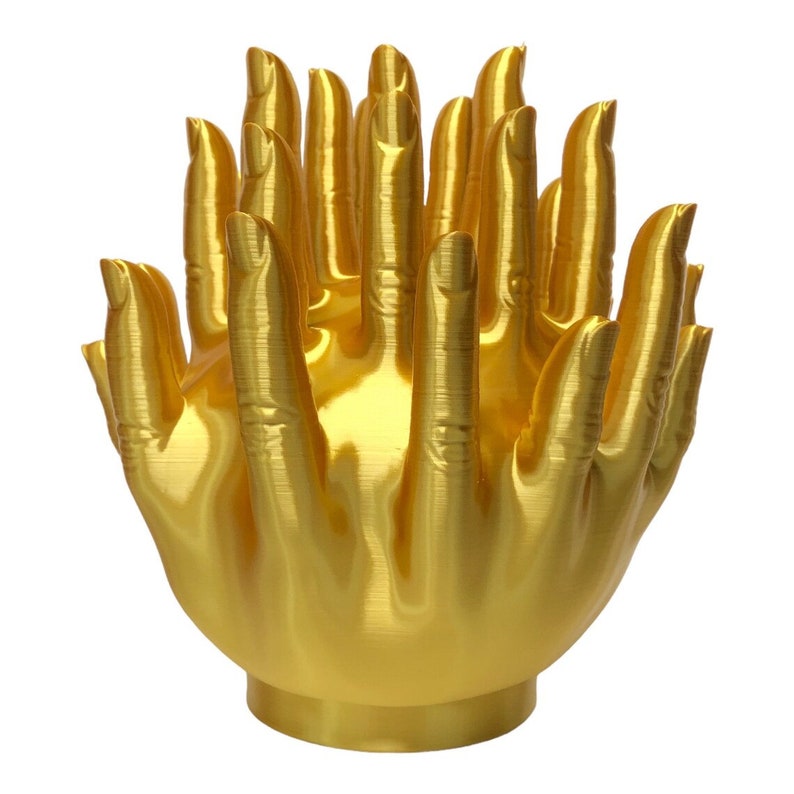 Op de afbeelding: Een handgemaakt houten bord met de tekst "Welcome to our home" in een handgeschreven stijl. Het bord is wit geschilderd met een donker gebeitste houten lijst. Een kleine groene plant staat op het bord.
