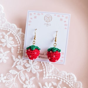 Handgemaakte gehaakte aardbeienoorbellen, schattige amigurumi-fruitsieraden, modeaccessoire voor zomeroutfit, gehaakte fruithangers, cadeau voor haar