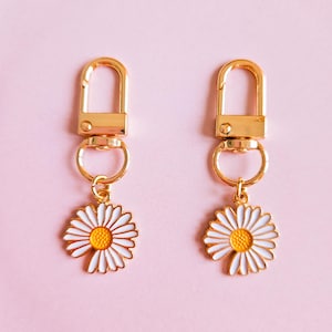 2-delige G Dragon Daisy Charm-sleutelhanger, schattige madeliefje-emaille bedel, G-Dragon-sleutelhangerset, K-Pop-sleutelhanger, GDragon-merchandise, K-Pop-accessoires