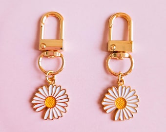 2 llaveros con dije de margarita de G-Dragon, lindo dije de margarita esmaltado, juego de llaveros de G-Dragon, llaveros de K-Pop, productos de G-Dragon, accesorios de K-Pop