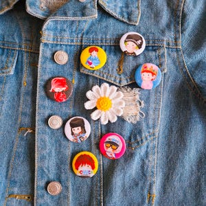 Może przedstawiać: Zestaw trzech ceramicznych kubków z nakrapianym, matowym wykończeniem. Kubki są w odcieniach kremowym, jasnoszarym i ciemnoszarym. Każdy kubek ma prosty, minimalistyczny design, idealny do kawy lub herbaty.