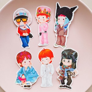 SET DI 2 Adesivi Olografici G-Dragon, Adesivi Glitterati G-Dragon, Adesivi K-pop per Scrapbooking o Laptop, Adesivi in Vinile con Effetti