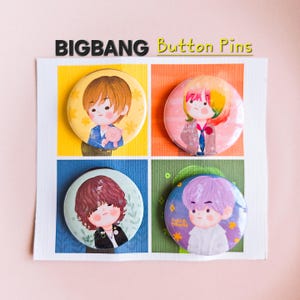 Peut inclure: Quatre épingles à bouton rondes représentant des illustrations de dessins animés des membres du groupe de K-pop BIGBANG. Chaque épingle a un fond de couleur différente et représente un membre différent du groupe. Les épingles sont disposées en grille sur un fond blanc.