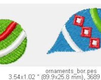 Könnte beinhalten: Drei gestickte Weihnachtskugeln. Eine ist grün mit roten und weißen Streifen, eine ist blau mit roten und weißen Quadraten und eine ist rot mit einer weißen Schneeflocke.