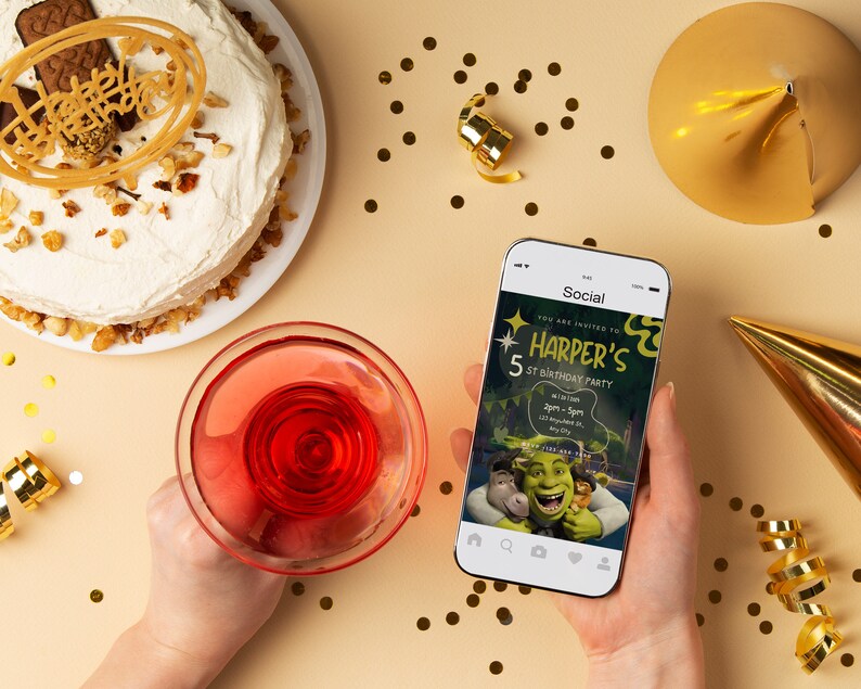 K&ouml;nnte beinhalten: Ein Smartphone, auf dem eine Social-Media-Einladung zu einer 5. Geburtstagsfeier angezeigt wird. Die Einladung zeigt einen gr&uuml;nen Oger und einen Esel aus dem Film Shrek. Der Text auf der Einladung lautet "You are invited to Harper's 5th Birthday Party".