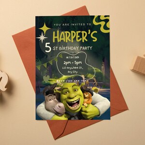 K&ouml;nnte beinhalten: Eine gr&uuml;ne und gelbe Geburtstagseinladung mit Shrek und Esel aus dem Film Shrek. Die Einladung lautet "Sie sind eingeladen zu Harpers 5. Geburtstagsfeier" und enth&auml;lt Datum, Uhrzeit und Ort der Feier.