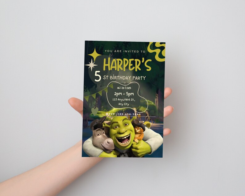 K&ouml;nnte beinhalten: Eine gr&uuml;ne und gelbe Geburtstagseinladung mit einem Bild von Shrek, Esel und dem gestiefelten Kater. Die Einladung lautet "Sie sind eingeladen zu Harpers 5. Geburtstagsparty" und enth&auml;lt Datum, Uhrzeit und Ort der Party.