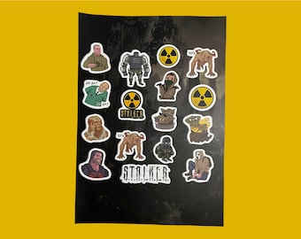 Puede incluir: Una hoja de pegatinas con personajes y símbolos del videojuego Stalker. Las pegatinas están sobre un fondo negro e incluyen una variedad de personajes, como un hombre con una máscara de gas, una criatura con ojos brillantes y un hombre con un arma. Las pegatinas también incluyen símbolos como un símbolo de radiación y la palabra "STALKER".