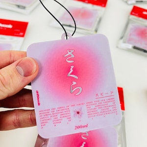 Deodorante per auto Sakura Speed Cherry Blossom 2025 ispirato al JDM - Design Kanji giapponese, fragranza di lunga durata per auto - Sakura Scent
