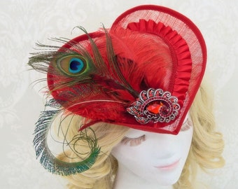 Chapeau de mariage rouge | Le désir du cœur | chapeau victorien vintage, chapeau en forme de cœur, chapeau reine de cœur, chapeau inclinable