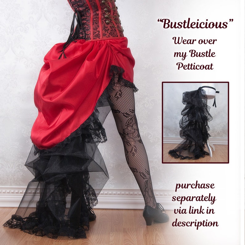 K&ouml;nnte beinhalten: Ein roter und schwarzer Reifrock mit einer Spitzenborte. Der Rock wird &uuml;ber einem Reifrock getragen. Der Text "Bustleicious" und "Wear over my Bustle Petticoat" ist auf dem Bild zu sehen. Der Text "purchase separately via link in description" ist ebenfalls sichtbar.