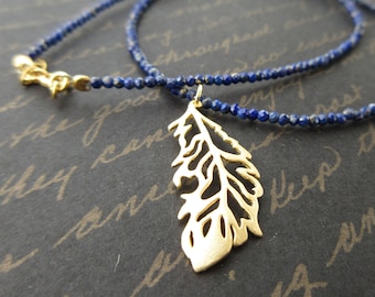 Mémoire ancienne - lapis-lazuli bleu et collier de plumes d’or