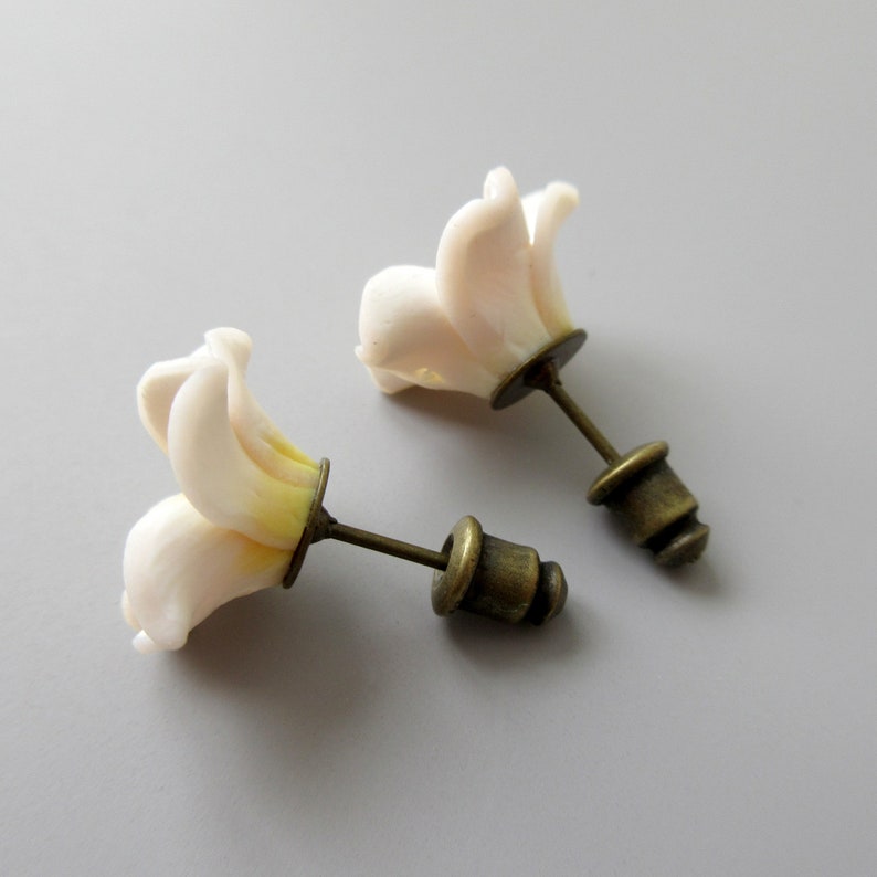 Boucles doreilles en fleurs tropicales frangipaniers blancs image 2