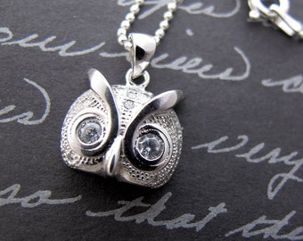 Pequeño Búho - collar con dije de plata de ley y circonitas cúbicas