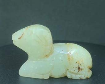 Amulett in Form eines Widders aus geschnitzter Jade, Celadon mit rotbraunen Markierungen, Vintage