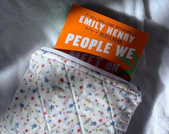 Funda de libro con diseño floral delicado y cremallera