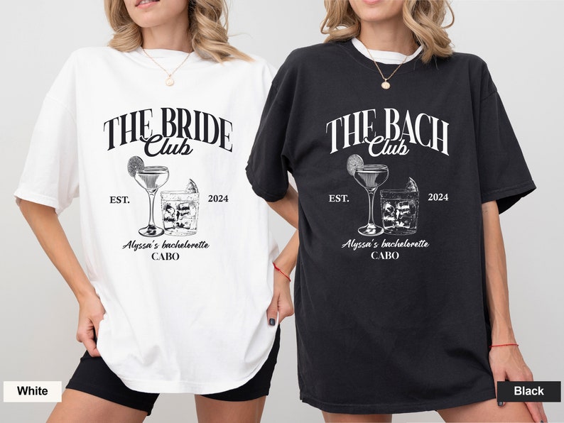 K&ouml;nnte beinhalten: Zwei wei&szlig;e T-Shirts mit schwarzem Text und Grafiken. Der Text auf dem linken Shirt lautet "THE BRIDE Club EST. 2024 Alyssa's bachelorette CABO". Der Text auf dem rechten Shirt lautet "THE BACH Club EST. 2024 Alyssa's bachelorette CABO".