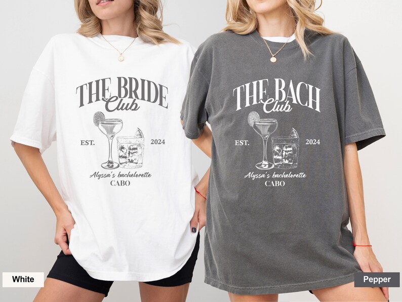 K&ouml;nnte beinhalten: Zwei wei&szlig;e T-Shirts mit einem Vintage-Grafikdesign. Der Text auf den Shirts lautet "The Bride Club" und "The Bach Club". Beide Shirts zeigen ein Cocktailglas und ein Glas mit Eisw&uuml;rfeln. Der Text "Est. 2024" und "Alyssa's Bachelorette Cabo" ist ebenfalls auf den Shirts enthalten.