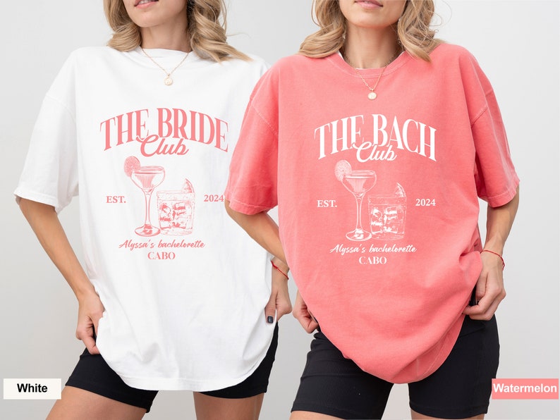 K&ouml;nnte beinhalten: Zwei &uuml;bergro&szlig;e T-Shirts mit einem Junggesellinnenabschied-Motiv. Das wei&szlig;e Shirt sagt "The Bride Club" und das korallenfarbene Shirt sagt "The Bach Club". Beide Shirts zeigen ein Cocktailglas mit einer Limettenscheibe und Eisw&uuml;rfeln. Der Text auf beiden Shirts lautet "Est. 2024" und "Alyssa's Bachelorette Cabo".