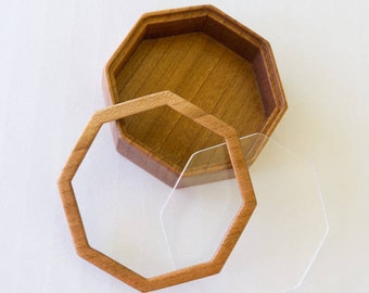 Fine finished hardwood octagonal miniature box - 59 mm overall - (F85l)