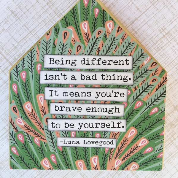 Ser diferente no es algo malo, significa que eres lo suficientemente valiente como para ser tú mismo Luna Lovegood Harry Potter Inspirational Wood House Sign