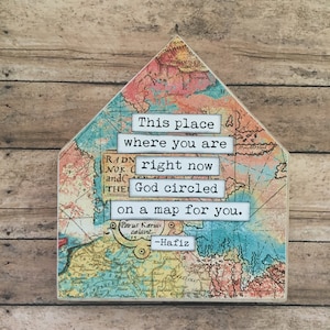 Deze plaats waar je nu bent, heeft God voor je op een kaart omcirkeld. Inspirerend Mixed Media Wood House Sign Decor