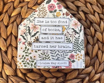 Le encantan los libros. Louisa May Alcott. Letrero de casa de técnica mixta literaria.
