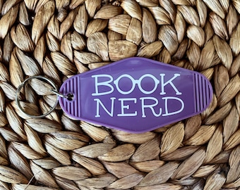 Leuke vintage stijl motel sleutelhanger "Book Nerd" grappige sleutelhanger autosleutels cadeau lezer boekenliefhebber
