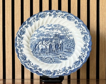 Piatto in porcellana inglese Myotts Country Life. Blu permanente, fatto a mano. Annata tra il 1940 e il 1980. Fine Staffordshire Ware.