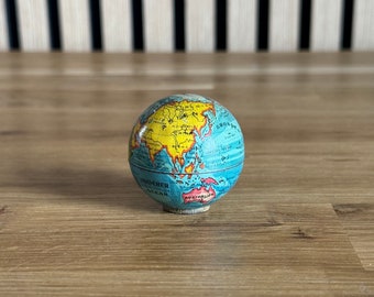 Taille-crayon globe terrestre, vintage année 1940, métal, made in germany. Objet de collection.