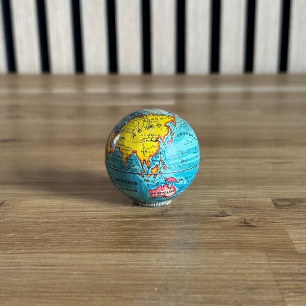 Taille-crayon globe terrestre, vintage année 1940, métal, made in germany. Objet de collection.