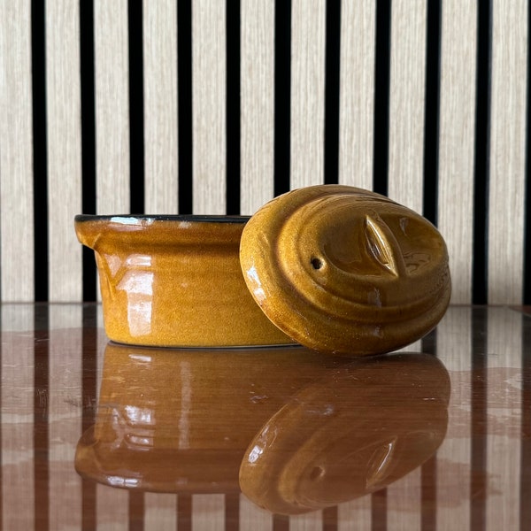 Moule à terrine oval, ancien en terre cuite. Origine Alsace, France. Estampé made in France avec cigogne.