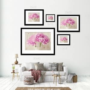 Puede incluir: Una composici&oacute;n de pared de galer&iacute;a con impresiones florales enmarcadas. Las impresiones muestran crisantemos rosas en jarrones blancos sobre un fondo de madera clara. Los marcos son negros con paspart&uacute; blanco. Tama&ntilde;os: 20x25cm, 28x35cm, 41x51cm, 51x76cm y 76x102cm.