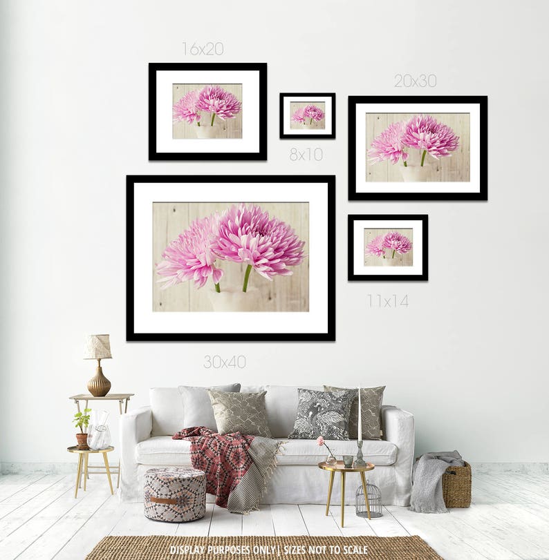Puede incluir: Una composici&oacute;n de pared de galer&iacute;a con impresiones florales enmarcadas. Las impresiones muestran crisantemos rosas en jarrones blancos sobre un fondo de madera clara. Los marcos son negros con paspart&uacute; blanco. Tama&ntilde;os: 20x25cm, 28x35cm, 41x51cm, 51x76cm y 76x102cm.