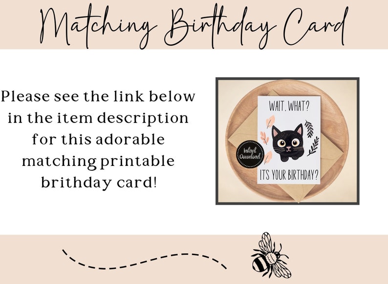 K&ouml;nnte beinhalten: Eine druckbare Geburtstagskarte mit einer Illustration einer schwarzen Katze und dem Text "WAIT. WHAT? ITS YOUR BIRTHDAY?". Die Karte liegt auf einem Holztablett mit einem Umschlag. Der Text "Matching Birthday Card" ist ebenfalls vorhanden.