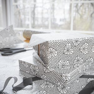 Spiderweb Wrapping Paper, Cute Spiderweb Heart Halloween Wrapping Paper, Halloween Goth Gift Wrap, Black and White Halloween Wrapping Paper bild 2