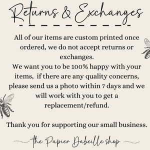 K&ouml;nnte beinhalten: Eine beige Karte mit dem Text "Returns & Exchanges" in eleganter Schrift. Die Karte beschreibt die R&uuml;ckgabebedingungen des Shops, einschlie&szlig;lich Sonderanfertigungen und Qualit&auml;tsproblemen. Dekorative Bienenillustrationen sind vorhanden.
